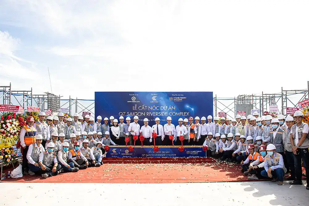 Ban lãnh đạo Công ty cùng đại diện Ban quản lý dự án, Ban chỉ huy công trình chụp hình lưu niệm tại Lễ cất nóc