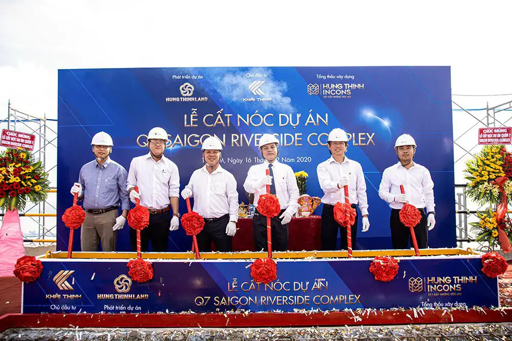 Tham gia Lễ cất nóc dự án Q7 Saigon Riverside Complex có sự hiện diện của:
Ông Huỳnh Thanh Tứ - Giám đốc Dự án giai đoạn xây thô kiêm Phó Tổng Giám đốc Hưng Thịnh Incons (thứ 3 từ trái sang); Ông Trần Kim Hải - Giám đốc Dự án giai đoạn hoàn thiện kiêm Phó Tổng Giám đốc Hưng Thịnh Incons (thứ 2 từ phải sang); Ông Đỗ Anh Tú - Phó ban thường trực, Ban Quản lý dự án (thứ 3 từ phải sang); Ông Huỳnh Thanh Thái - Chỉ huy Trưởng công trình (ngoài cùng bên phải)