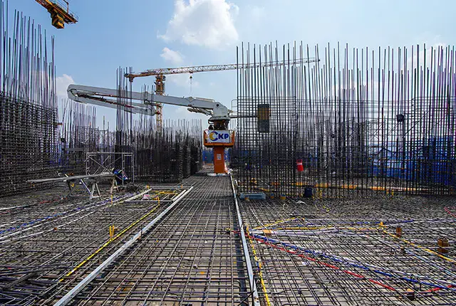 Thi công cốt thép cột sàn tầng 8 block Mecury