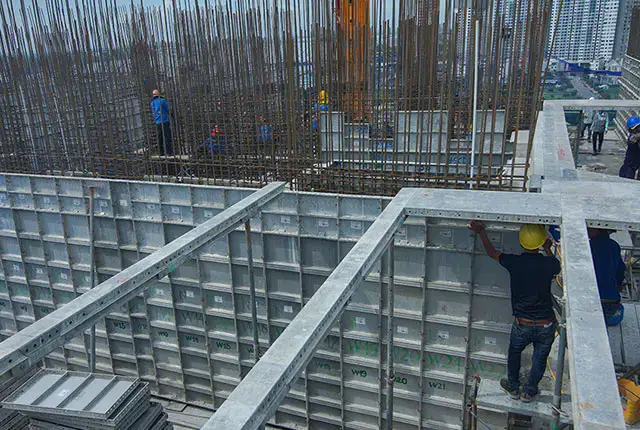 Thi công cốp pha cột tầng 15 block Mecury và block Uranus