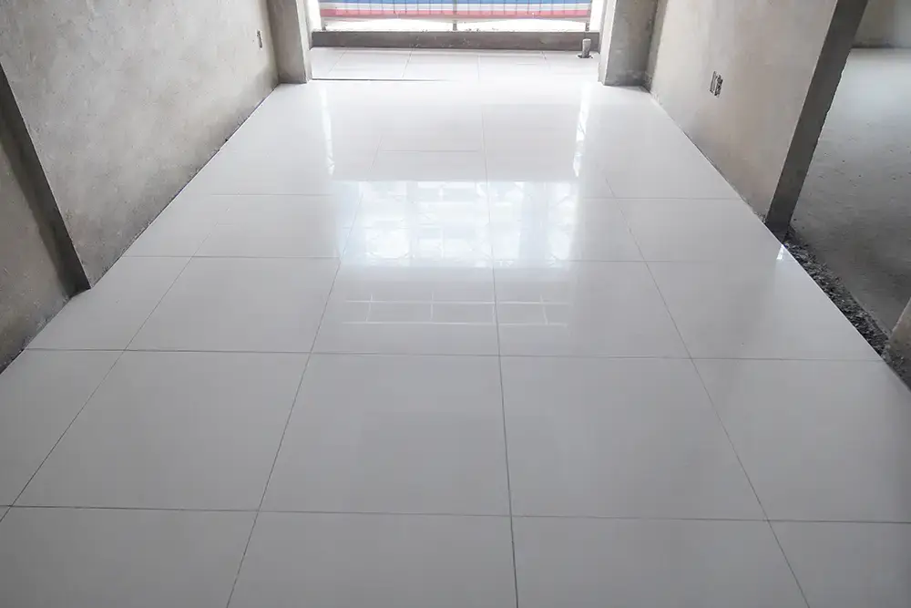 Thi công lát gạch nền căn hộ từ tầng 5 đến tầng 21 Block Saturn