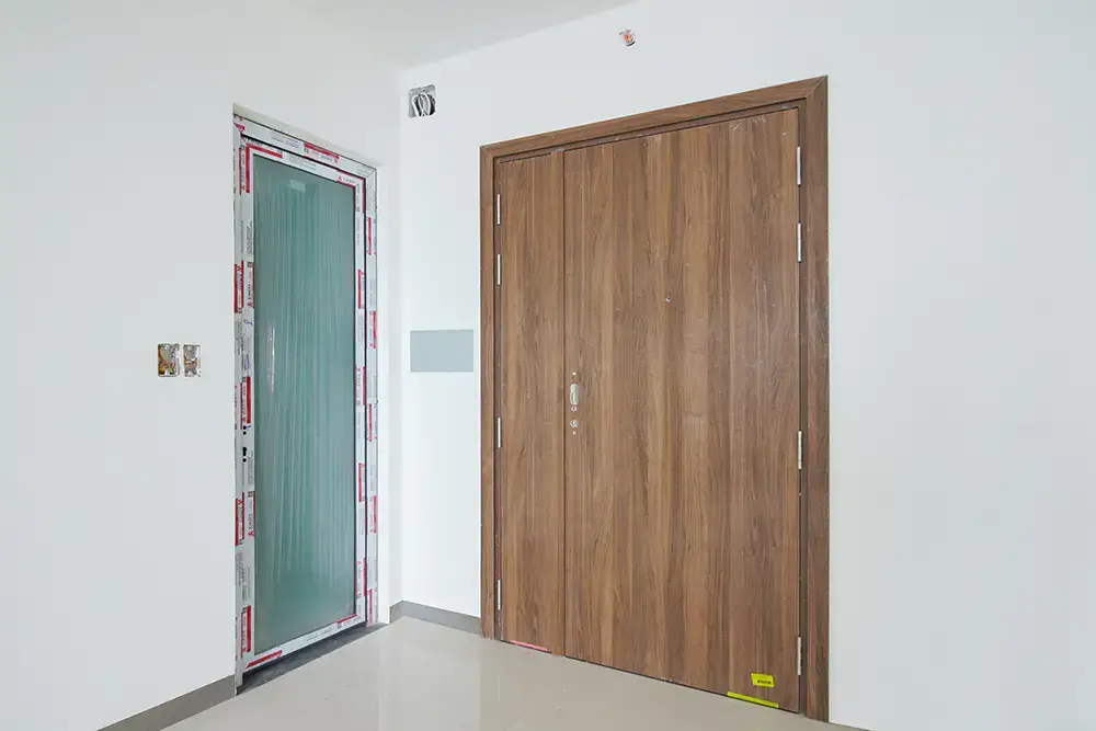 Thi công cửa gỗ căn hộ tầng 13 Block Saturn