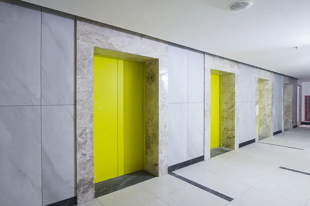 Hoàn thành thi công ốp đá mặt ngoài thang máy tầng 34 Block Mercury và Block Uranus