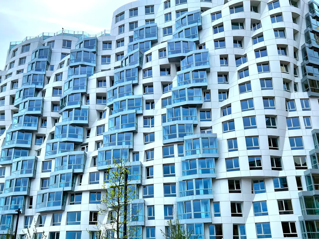 So sánh căn hộ Q7 Saigon Riverside với Luxcity và Him Lam Riverside (So sánh trực diện giúp người đọc ra quyết định nhanh giữa các dự án cùng khu vực. / Hỏi đáp: Nên chọn dự án nào giữa Q7 Saigon Riverside, Luxcity và Him Lam Riverside?) — hình 1