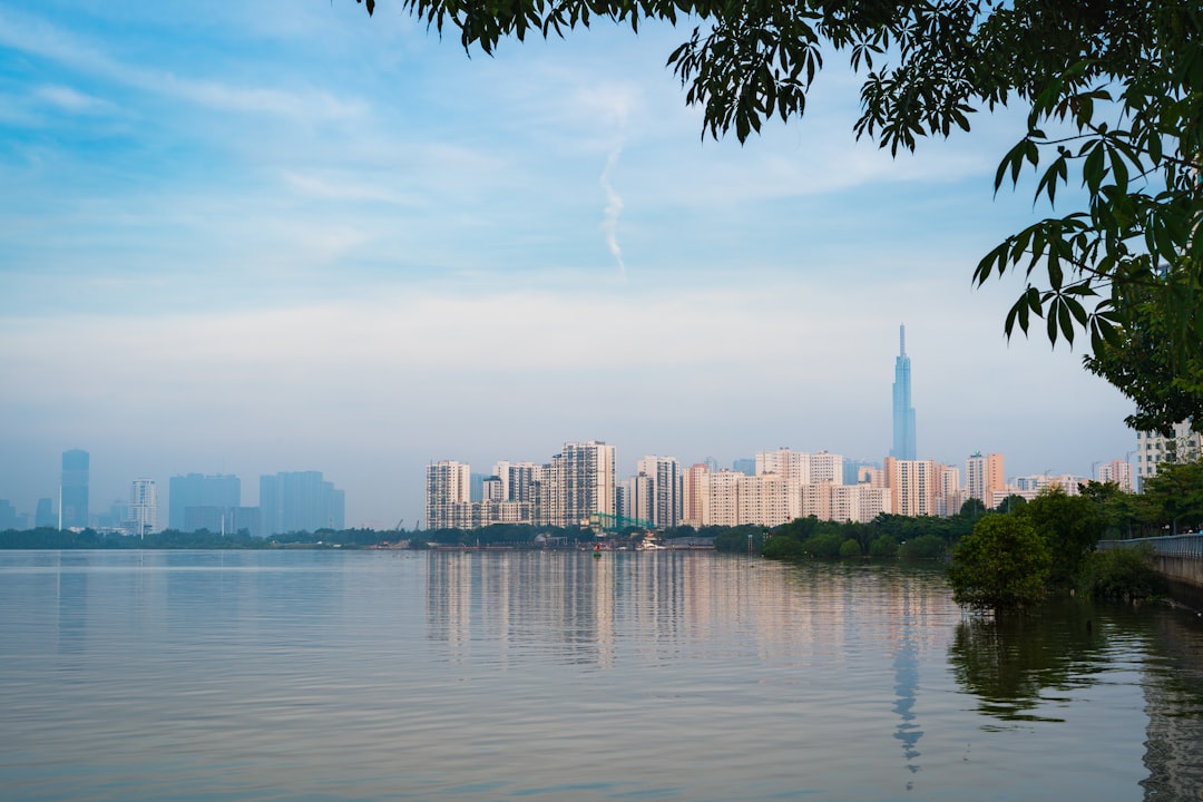 Phí quản lý căn hộ Q7 Saigon Riverside năm 2026 là bao nhiêu? (Chi phí vận hành là mối quan tâm thực tế, nhất là với người mua để ở dài hạn. / Hỏi đáp: Phí quản lý chung cư Q7 Saigon Riverside tính như thế nào?) — hình 1