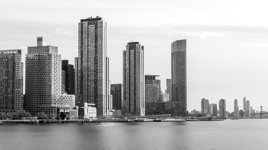 Có nên mua căn hộ Q7 Saigon Riverside để ở lâu dài? (Chạm đúng nhóm người mua ở thực, dễ chuyển đổi nhờ câu hỏi mang tính quyết định. / Hỏi đáp: Căn hộ Q7 Saigon Riverside có phù hợp cho gia đình sống lâu dài không?) — hình 1