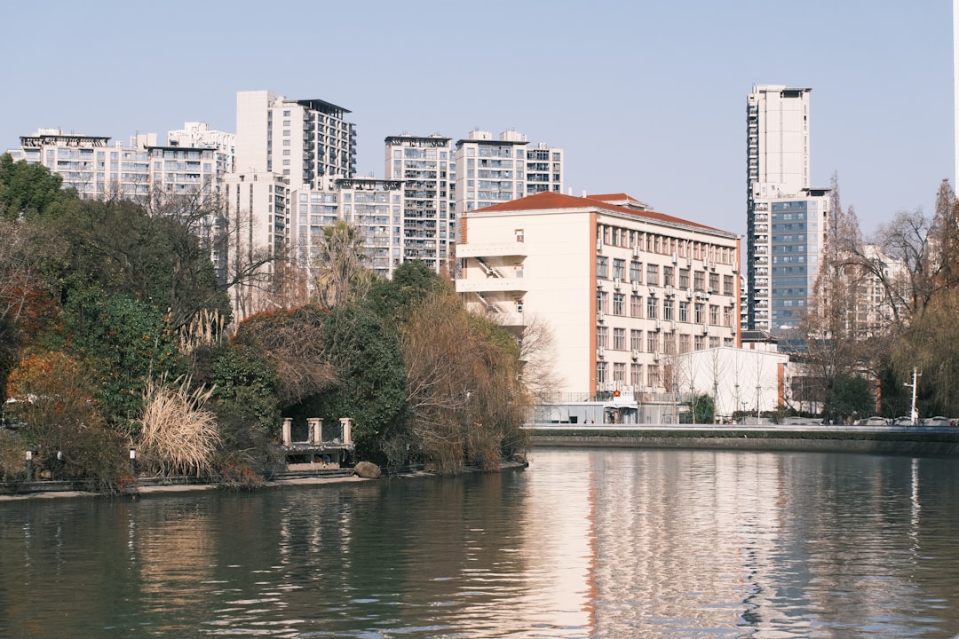 Căn hộ Q7 Saigon Riverside và xu hướng mua ở khu Nam 2026 (Khai thác xu hướng dịch chuyển nhu cầu về khu Nam và bối cảnh thị trường hiện tại. / Hỏi đáp: Vì sao khu Nam tiếp tục hút người mua căn hộ năm 2026?) — hình 2