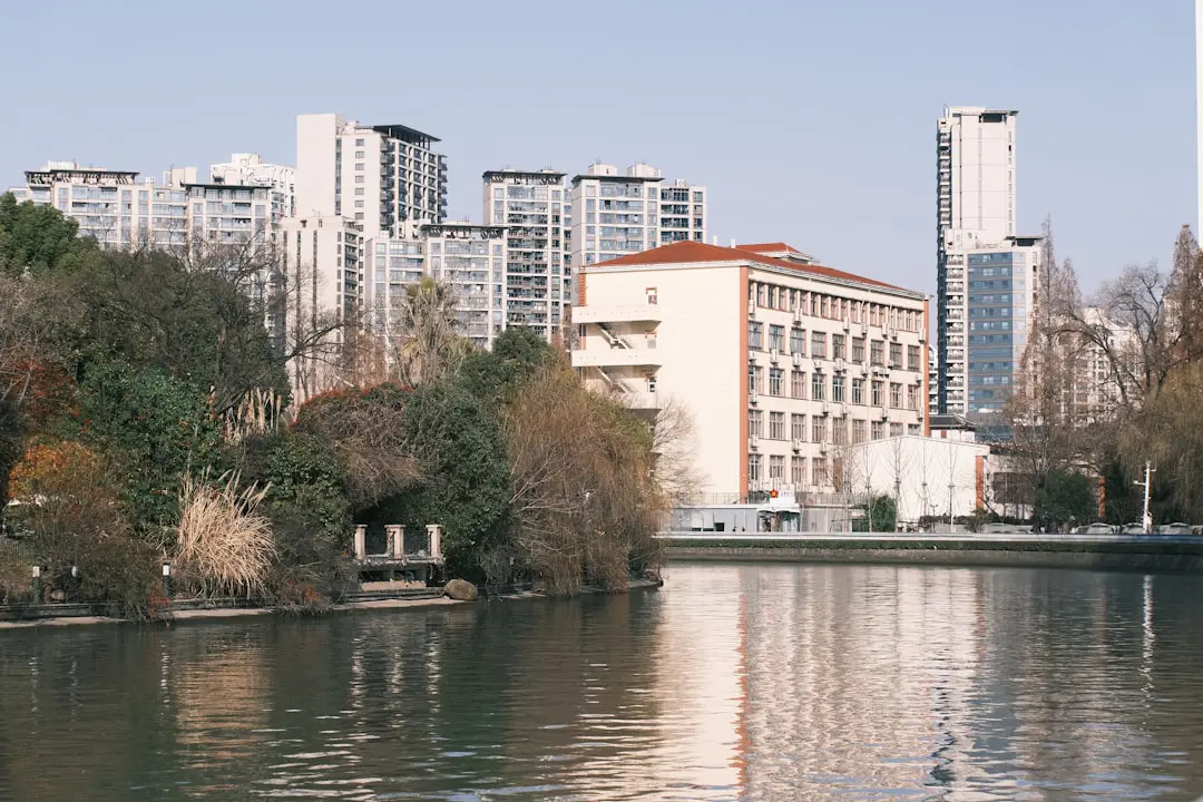 Căn hộ Q7 Saigon Riverside và xu hướng mua ở khu Nam 2026 (Khai thác xu hướng dịch chuyển nhu cầu về khu Nam và bối cảnh thị trường hiện tại. / Hỏi đáp: Vì sao khu Nam tiếp tục hút người mua căn hộ năm 2026?) — hình 2