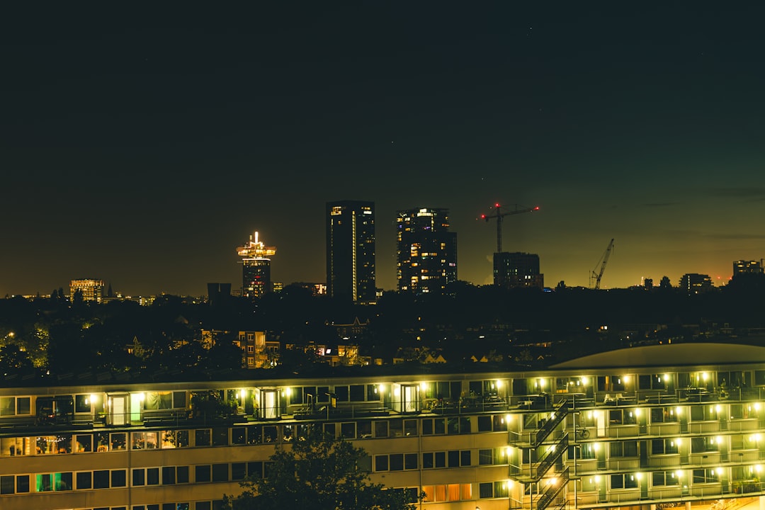 So sánh căn hộ quận 7 và quận 4 nên chọn đâu (So sánh hai thị trường gần trung tâm giúp người mua dễ cân nhắc ngân sách và mục tiêu sử dụng. / Hỏi đáp: Quận 7 hay quận 4 phù hợp để mua căn hộ hơn?) — hình 1