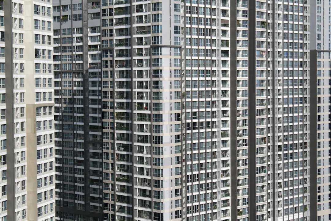 So sánh căn hộ quận 7 và quận 4 nên chọn đâu (So sánh hai thị trường gần trung tâm giúp người mua dễ cân nhắc ngân sách và mục tiêu sử dụng. / Hỏi đáp: Quận 7 hay quận 4 phù hợp để mua căn hộ hơn?) — hình 2