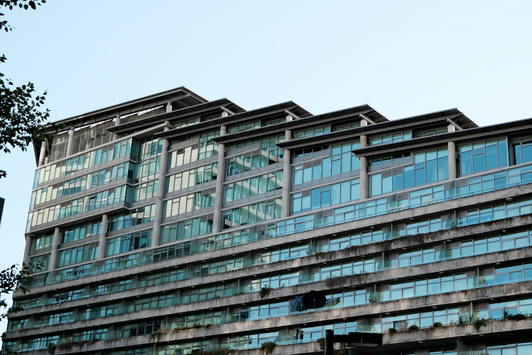 Căn hộ quận 7 nào gần Phú Mỹ Hưng đáng mua nhất (Tệp khách hàng cao cấp thường ưu tiên vị trí sát Phú Mỹ Hưng và tiện ích đồng bộ. / Hỏi đáp: Khu vực nào quanh Phú Mỹ Hưng có căn hộ đáng sống nhất?)