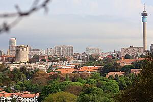 So sánh căn hộ quận 7 và quận 4 nên chọn đâu (So sánh hai thị trường gần trung tâm giúp người mua dễ cân nhắc ngân sách và mục tiêu sử dụng. / Hỏi đáp: Quận 7 hay quận 4 phù hợp để mua căn hộ hơn?)