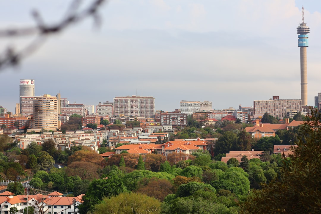 So sánh căn hộ quận 7 và quận 4 nên chọn đâu (So sánh hai thị trường gần trung tâm giúp người mua dễ cân nhắc ngân sách và mục tiêu sử dụng. / Hỏi đáp: Quận 7 hay quận 4 phù hợp để mua căn hộ hơn?)