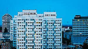 Căn hộ quận 7 cho thuê có còn hấp dẫn năm 2026 (Nhà đầu tư quan tâm khả năng cho thuê ổn định tại khu có nhiều chuyên gia và gia đình nước ngoài. / Hỏi đáp: Giá cho thuê căn hộ quận 7 hiện nay là bao nhiêu?)