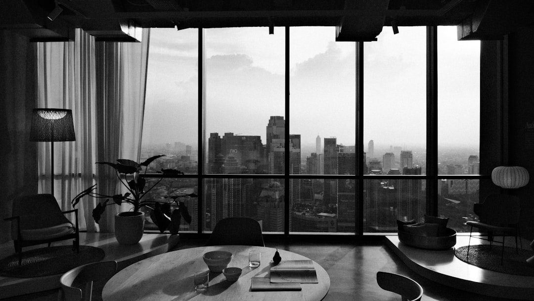 Xu hướng mua căn hộ quận 7 của giới trẻ thành đạt (Phù hợp xu hướng sống gần tiện ích, làm việc linh hoạt và ưu tiên trải nghiệm. / Hỏi đáp: Vì sao người trẻ thích mua căn hộ ở quận 7?) — hình 1