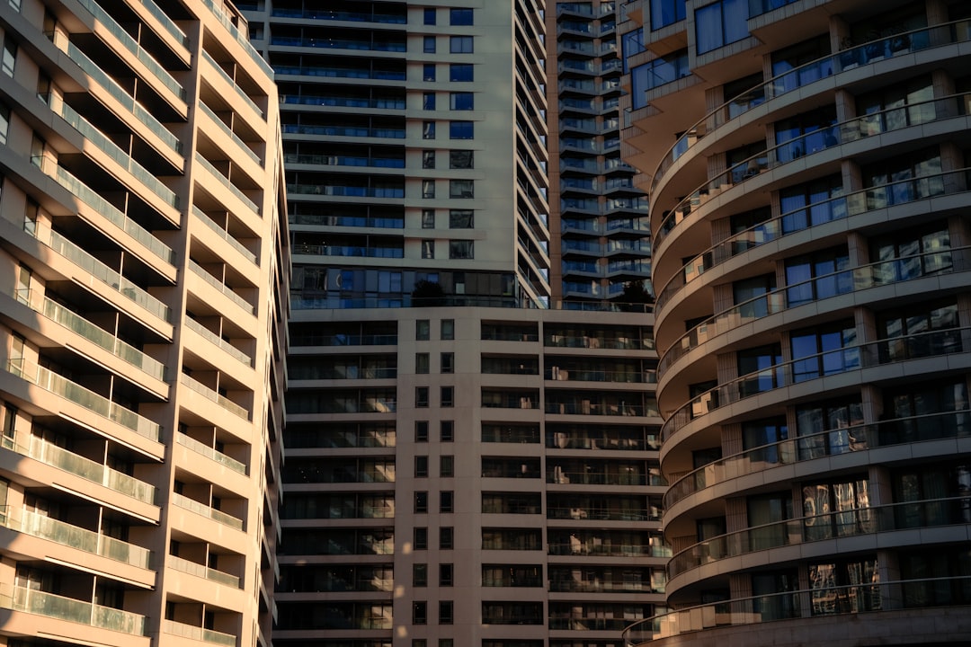 Xu hướng mua căn hộ quận 7 của giới trẻ thành đạt (Phù hợp xu hướng sống gần tiện ích, làm việc linh hoạt và ưu tiên trải nghiệm. / Hỏi đáp: Vì sao người trẻ thích mua căn hộ ở quận 7?) — hình 2