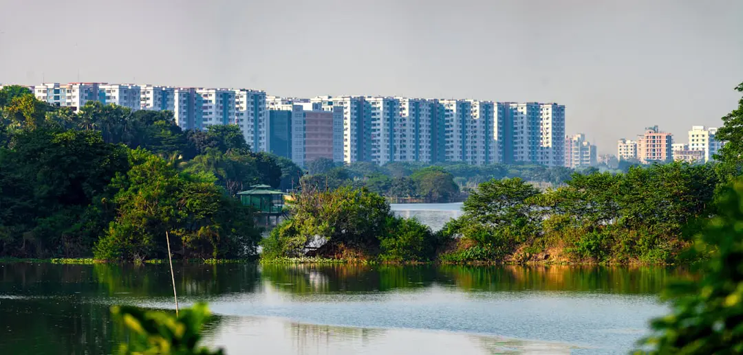 So sánh nhà ở xã hội Q7 với quận 8 và Nhà Bè (So sánh khu vực lân cận giúp người đọc ra quyết định nhanh hơn. / Hỏi đáp: Nên mua nhà ở xã hội quận 7 hay quận 8?) — hình 1