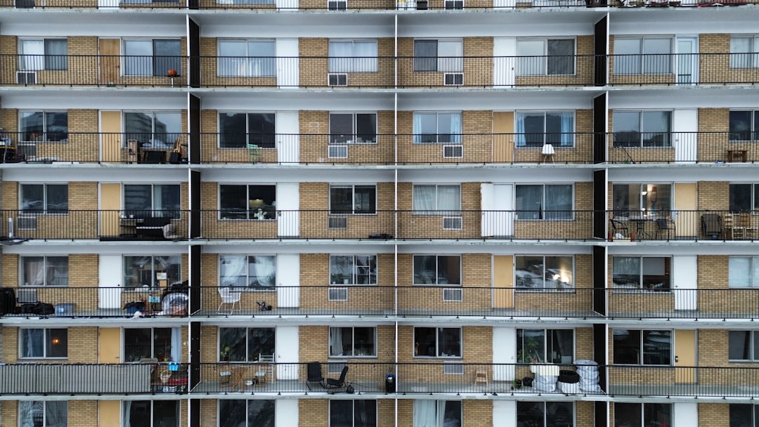 Căn hộ quận 7 nào phù hợp cho thuê dài hạn (Nhà đầu tư cần xác định dòng sản phẩm có nhu cầu thuê ổn định và ít trống phòng. / Hỏi đáp: Căn hộ nào ở quận 7 dễ cho thuê dài hạn nhất?) — hình 1