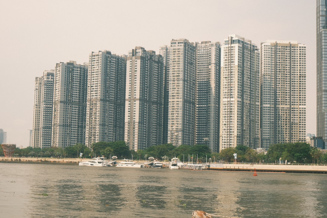 Căn hộ quận 7 view sông có đáng mua hơn không (Yếu tố tầm nhìn và cảnh quan thường tạo chênh lệch giá đáng kể ở quận 7. / Hỏi đáp: Căn hộ view sông có giá trị cao hơn bao nhiêu?) — hình 2