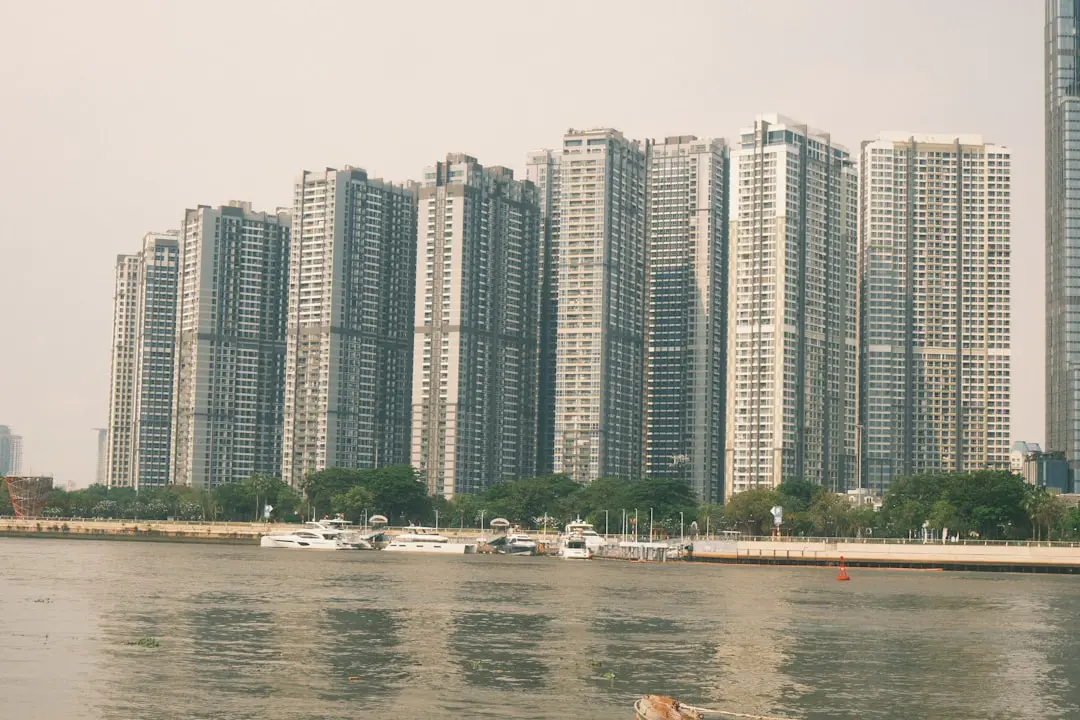 Căn hộ quận 7 view sông có đáng mua hơn không (Yếu tố tầm nhìn và cảnh quan thường tạo chênh lệch giá đáng kể ở quận 7. / Hỏi đáp: Căn hộ view sông có giá trị cao hơn bao nhiêu?) — hình 2