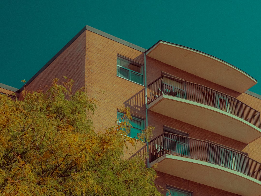 Kinh nghiệm mua căn hộ quận 7 tránh rủi ro (Người mua cần checklist thực tế để hạn chế sai sót về pháp lý, tiến độ và chi phí. / Hỏi đáp: Mua căn hộ cần lưu ý những rủi ro nào?) — hình 2