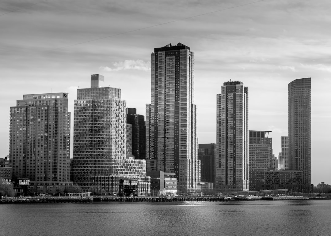 Thị trường căn hộ quận 7 cuối quý I năm 2026 (Bài phân tích theo thời điểm giúp bắt nhịp xu hướng mới và nhu cầu tìm kiếm hiện tại. / Hỏi đáp: Thị trường căn hộ quận 7 quý I năm 2026 diễn biến thế nào?) — hình 1