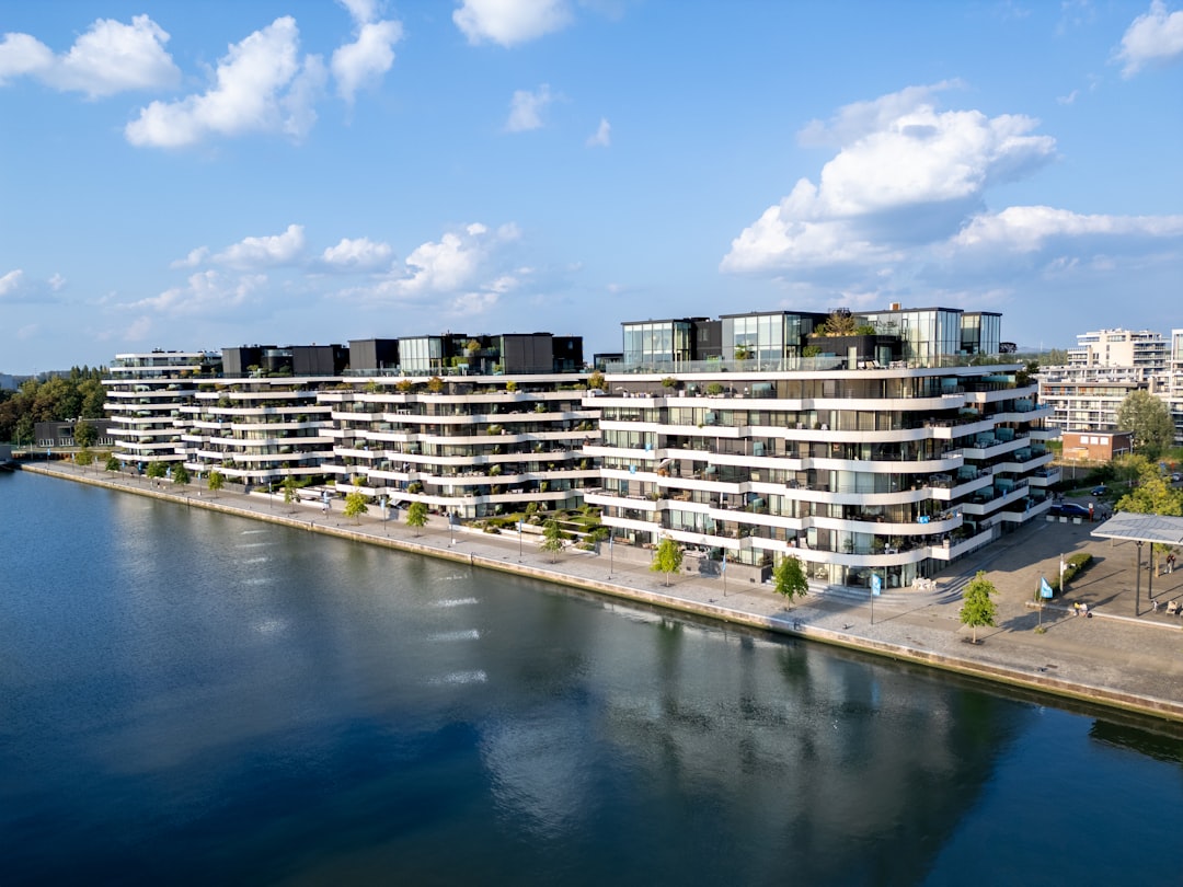 Thanh khoản căn hộ đường Đào Trí năm 2026 có tốt không (Thanh khoản là mối quan tâm lớn của nhà đầu tư, nhất là ở các khu căn hộ cao cấp ven sông. / Hỏi đáp: Căn hộ đường Đào Trí bán lại có dễ không?) — hình 1