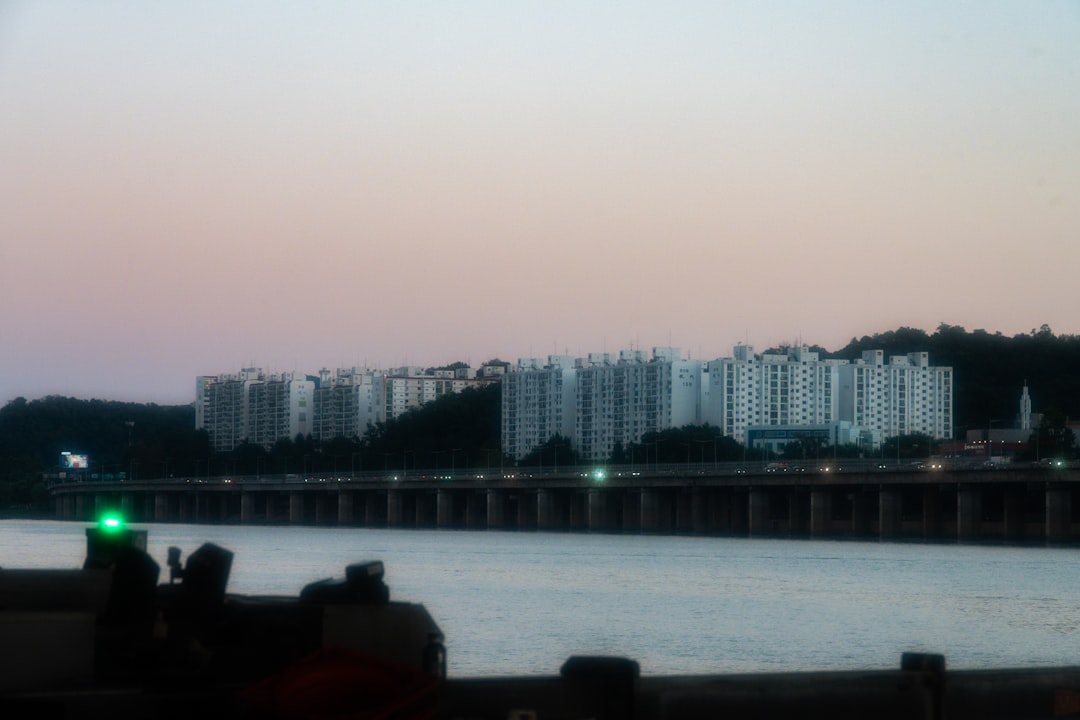 Thanh khoản căn hộ đường Đào Trí năm 2026 có tốt không (Thanh khoản là mối quan tâm lớn của nhà đầu tư, nhất là ở các khu căn hộ cao cấp ven sông. / Hỏi đáp: Căn hộ đường Đào Trí bán lại có dễ không?) — hình 2