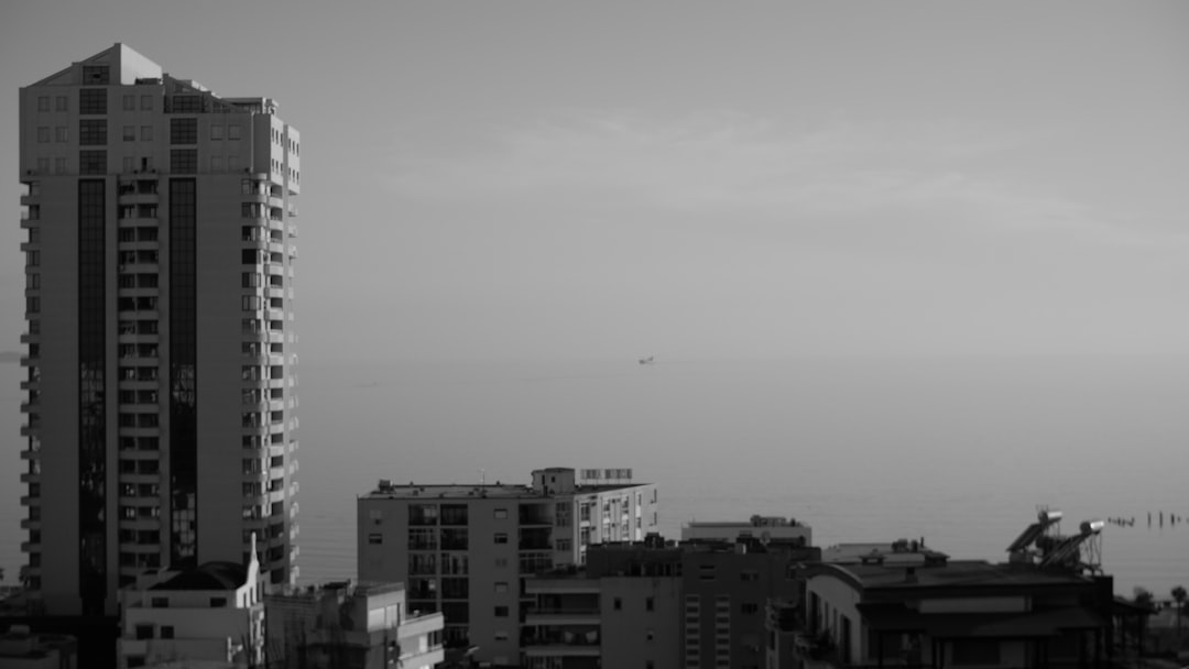 Căn hộ quận 7 có sổ hồng riêng nên ưu tiên ra sao (Tính pháp lý luôn là tiêu chí lọc đầu tiên của người mua và nhà đầu tư. / Hỏi đáp: Mua căn hộ có sổ hồng riêng cần kiểm tra gì?)