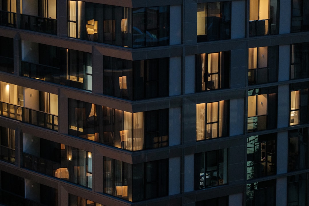 Xu hướng mua căn hộ quận 7 của giới trẻ thành đạt (Phù hợp xu hướng sống gần tiện ích, làm việc linh hoạt và ưu tiên trải nghiệm. / Hỏi đáp: Vì sao người trẻ thích mua căn hộ ở quận 7?)