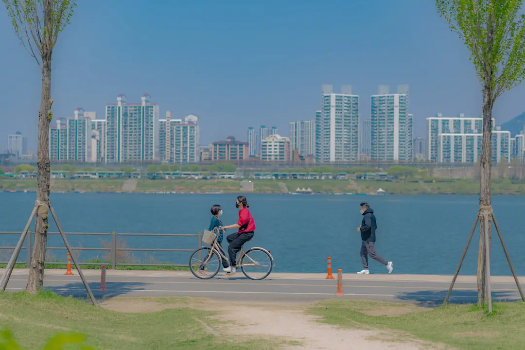 Căn hộ quận 7 view sông có đáng mua hơn không (Yếu tố tầm nhìn và cảnh quan thường tạo chênh lệch giá đáng kể ở quận 7. / Hỏi đáp: Căn hộ view sông có giá trị cao hơn bao nhiêu?)
