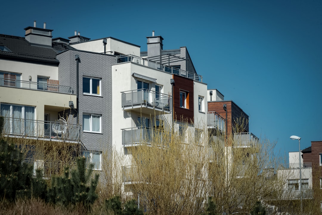 Kinh nghiệm mua căn hộ quận 7 tránh rủi ro (Người mua cần checklist thực tế để hạn chế sai sót về pháp lý, tiến độ và chi phí. / Hỏi đáp: Mua căn hộ cần lưu ý những rủi ro nào?)